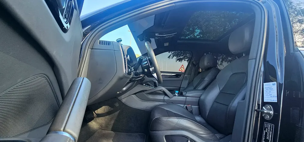 PORSCHE CAYENNE S MODEL 2019 G.C.C ACCIDENT FREE F.S.H - Image 9