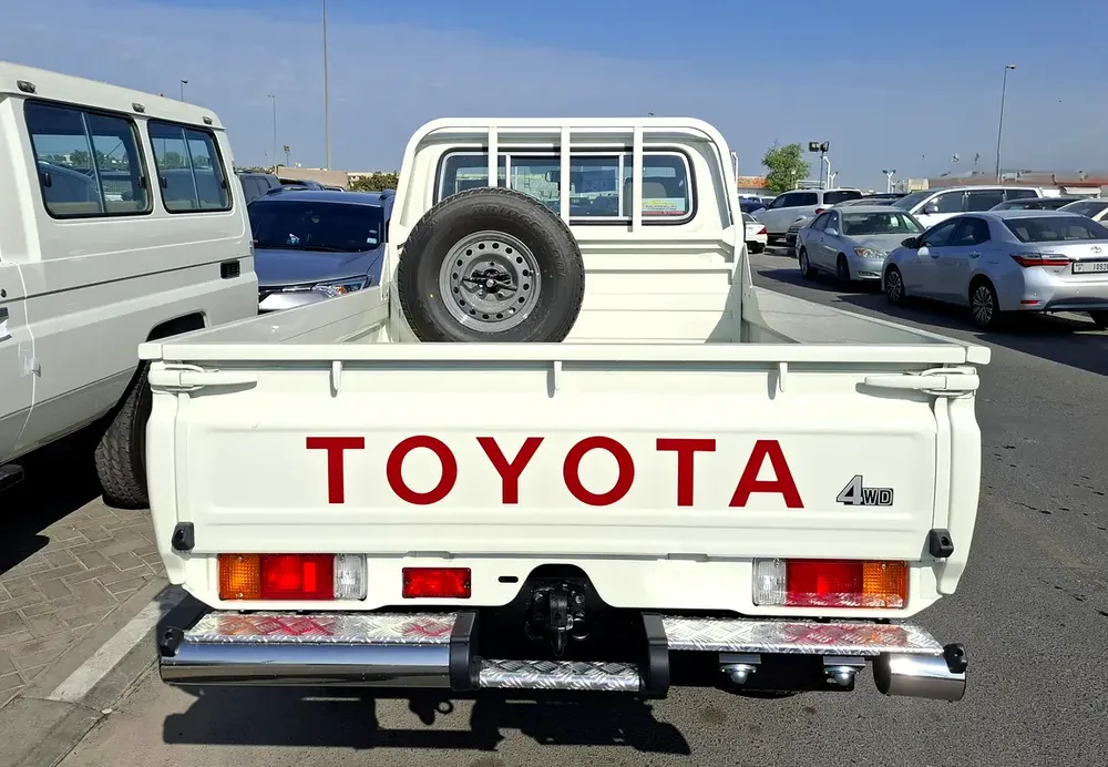Toyota LC Pickup 2.8L 2025 MT SC White Diesel GCC - Image 4