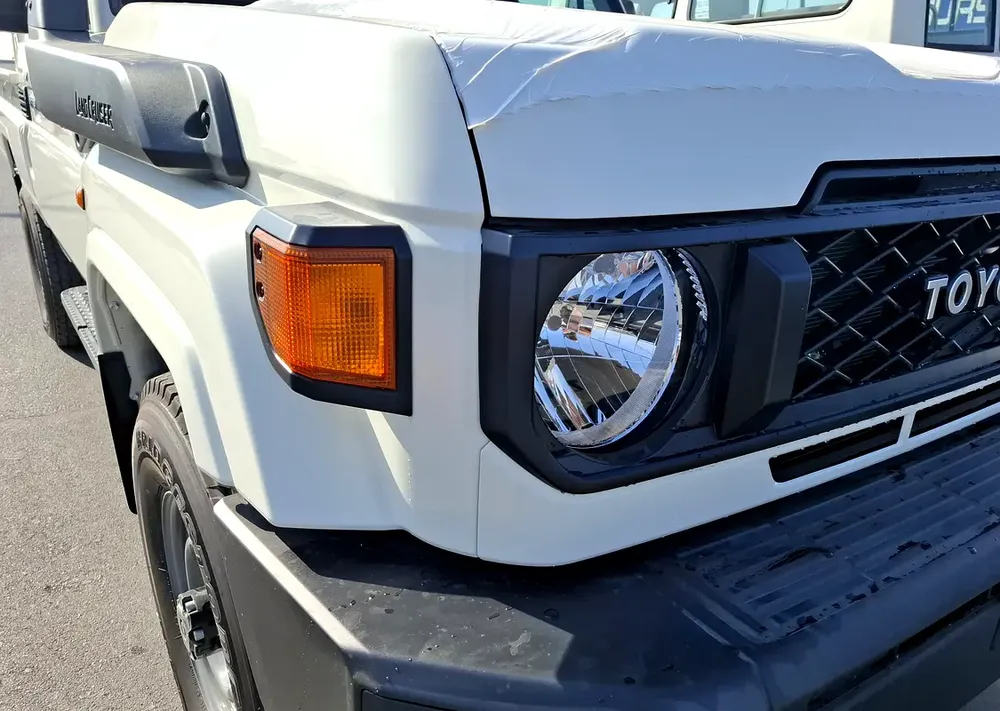 Toyota LC Pickup 2.8L 2025 MT SC White Diesel GCC - Image 6