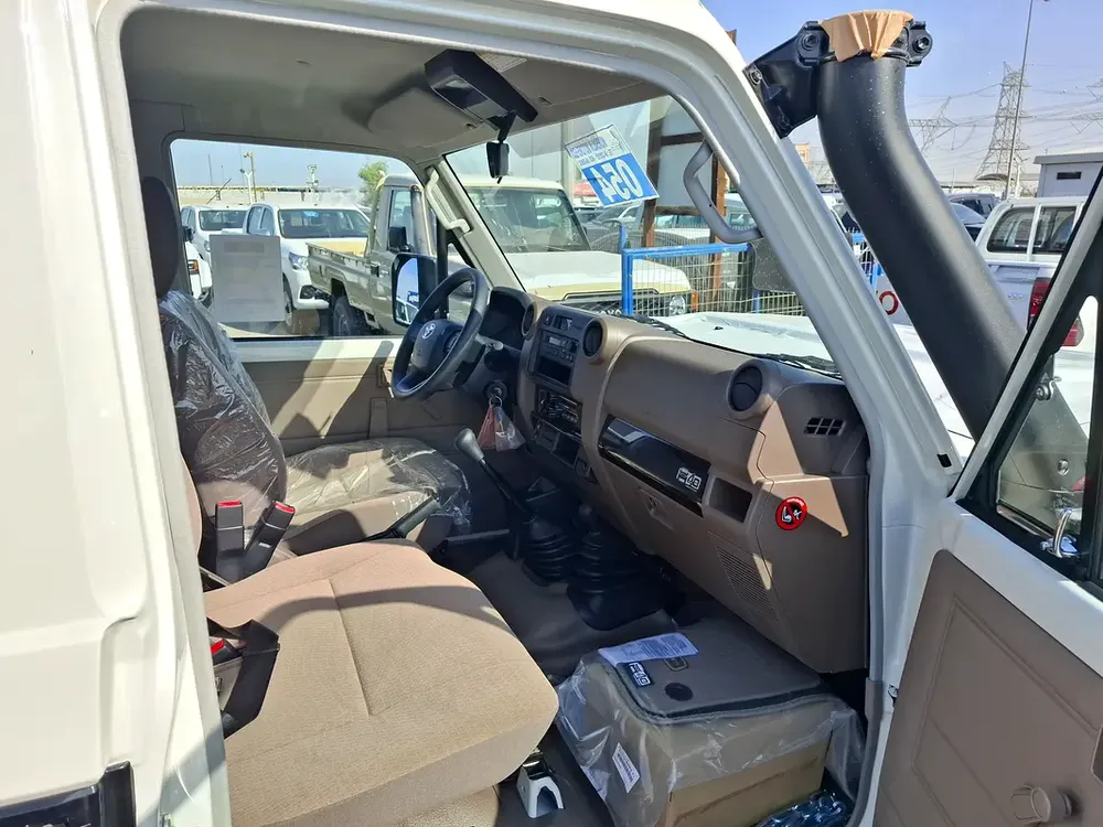 Toyota LC Pickup 2.8L 2025 MT SC White Diesel GCC - Image 9