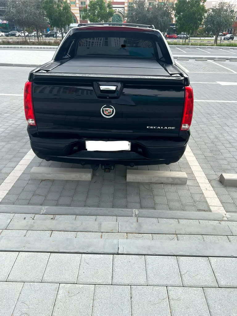 Pick Up Truck Cadillac Escalade EXT | GCC Specs | Well Maintained - Image 5