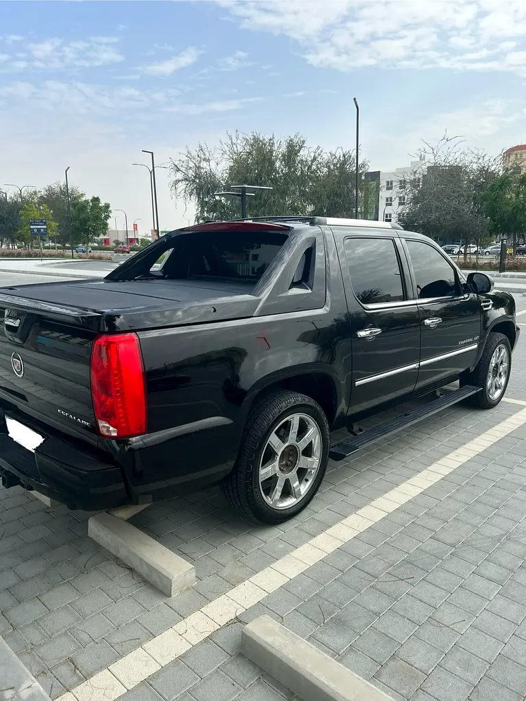 Pick Up Truck Cadillac Escalade EXT | GCC Specs | Well Maintained - Image 6