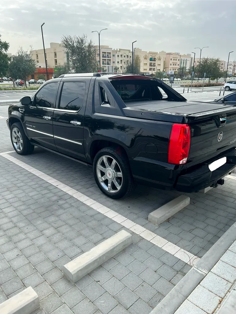 Pick Up Truck Cadillac Escalade EXT | GCC Specs | Well Maintained - Image 7