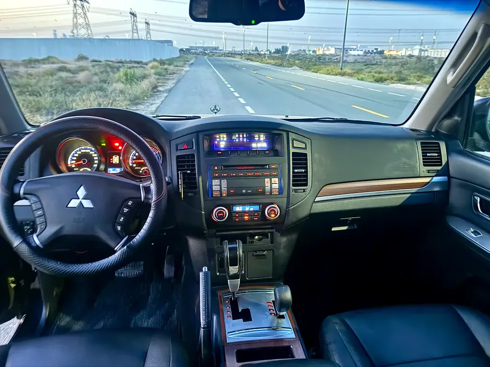 Mitsubishi Pajero GLS Top 5 Door - GCC Specs - Image 11