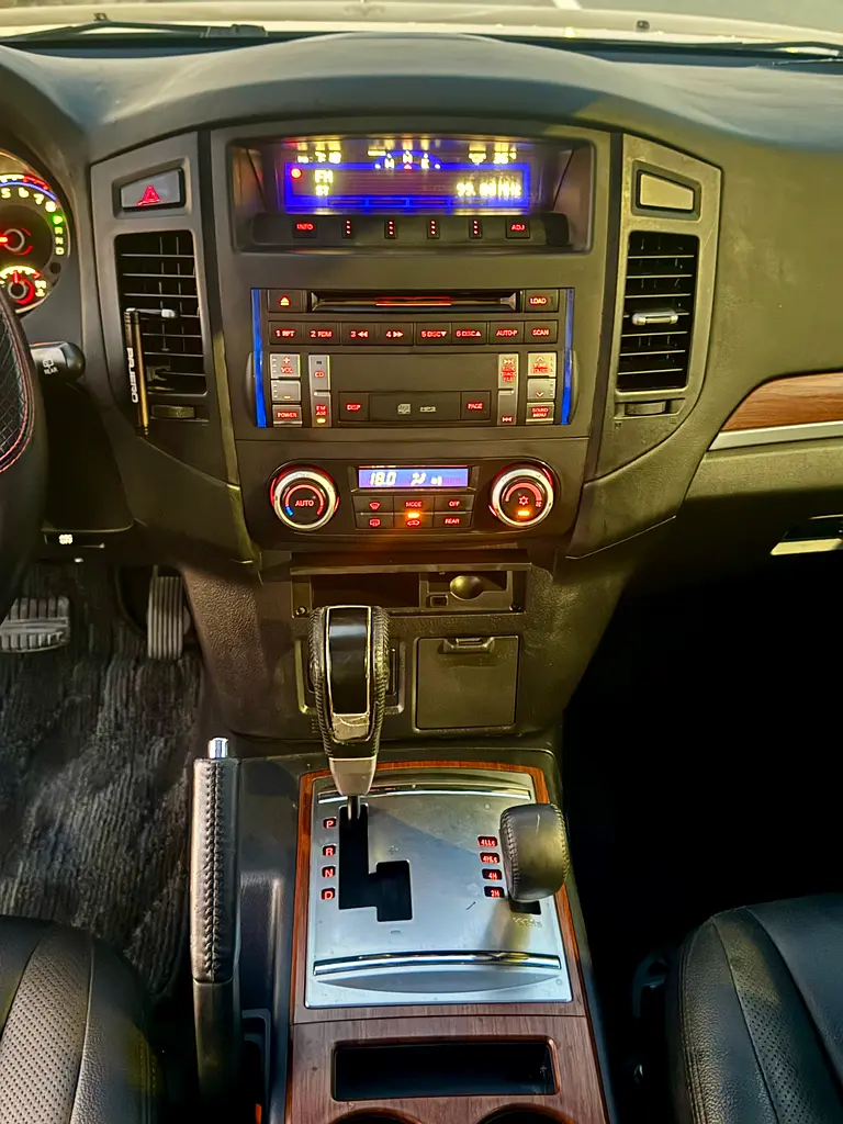 Mitsubishi Pajero GLS Top 5 Door - GCC Specs - Image 13