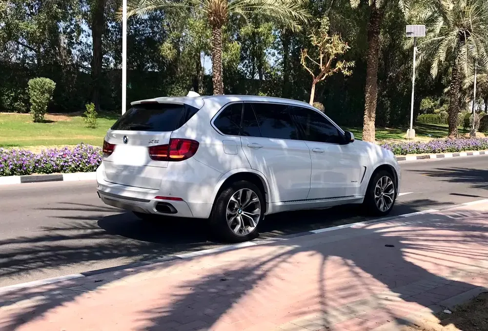 BMW X5 xDrive50i Luxury-Line 2014 | GCC Specs | Well Maintained - Image 4