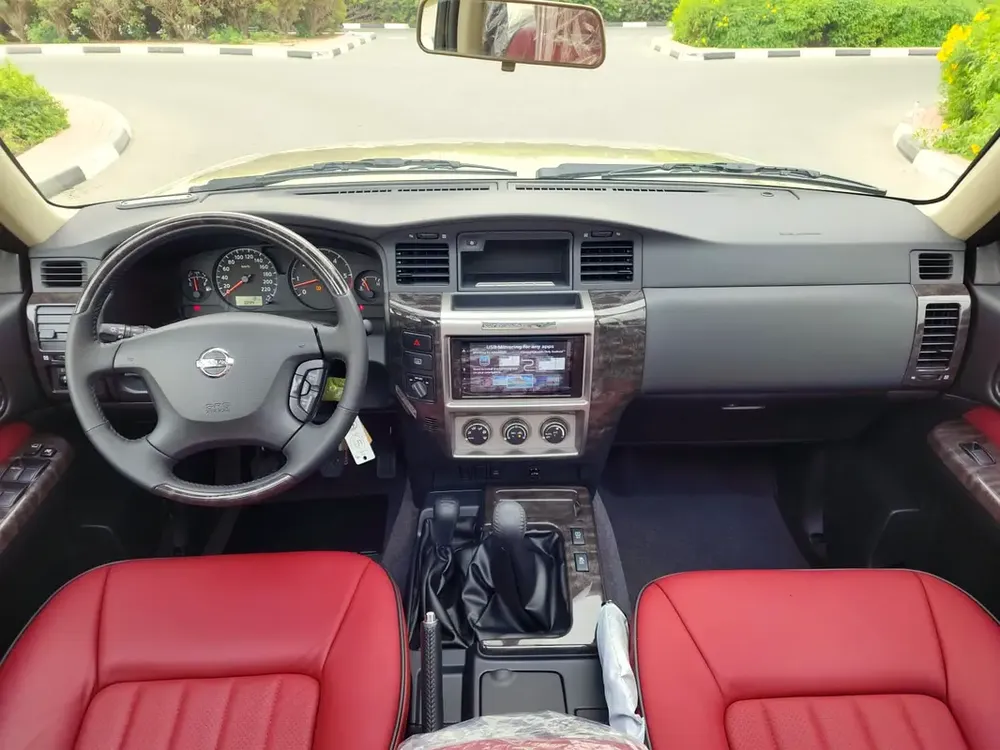 NISSAN PATROL SUPER SAFARI الأسطورة  AL OSTOWRA EDITION M/T 2024 MODEL عادي GCC DEALAR WARRA - Image 12