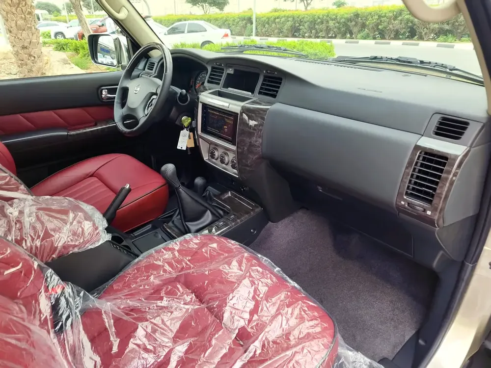 NISSAN PATROL SUPER SAFARI الأسطورة  AL OSTOWRA EDITION M/T 2024 MODEL عادي GCC DEALAR WARRA - Image 16