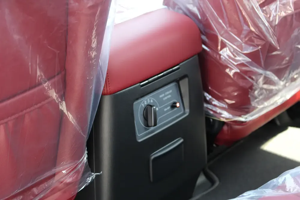 NISSAN PATROL SUPER SAFARI الأسطورة  AL OSTOWRA EDITION M/T 2024 MODEL عادي GCC DEALAR WARRA - Image 19