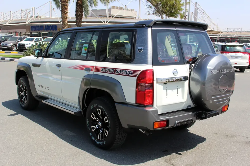 NISSAN PATROL SUPER SAFARI الأسطورة  AL OSTOWRA EDITION M/T 2024 MODEL عادي GCC DEALAR WARRA - Image 4