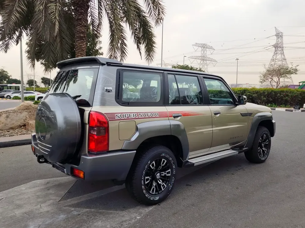 NISSAN PATROL SUPER SAFARI الأسطورة  AL OSTOWRA EDITION M/T 2024 MODEL عادي GCC DEALAR WARRA - Image 5
