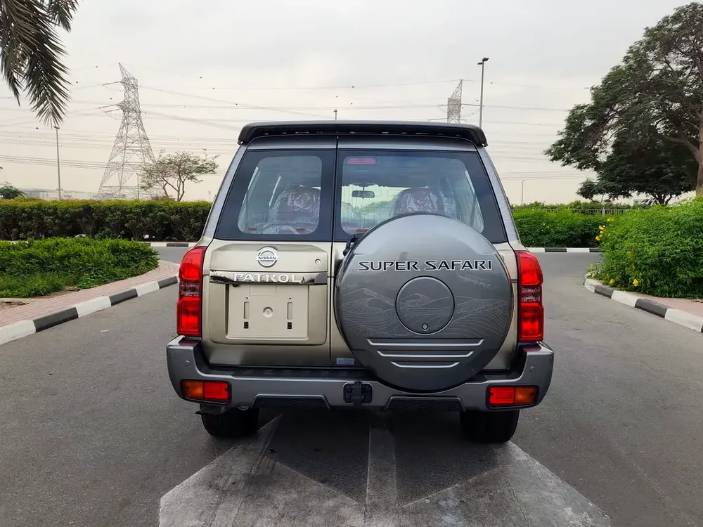 NISSAN PATROL SUPER SAFARI الأسطورة  AL OSTOWRA EDITION M/T 2024 MODEL عادي GCC DEALAR WARRA - Image 6