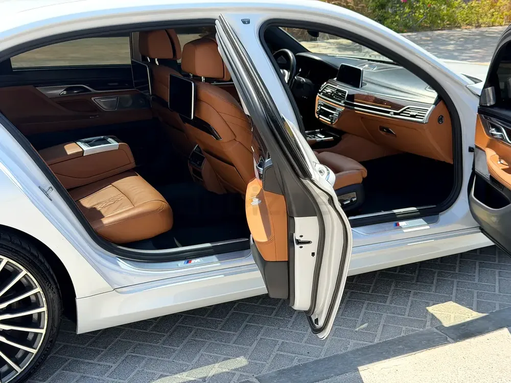 BMW 750Li xDrive 2018 | GCC Specs | Well maintained - Image 10