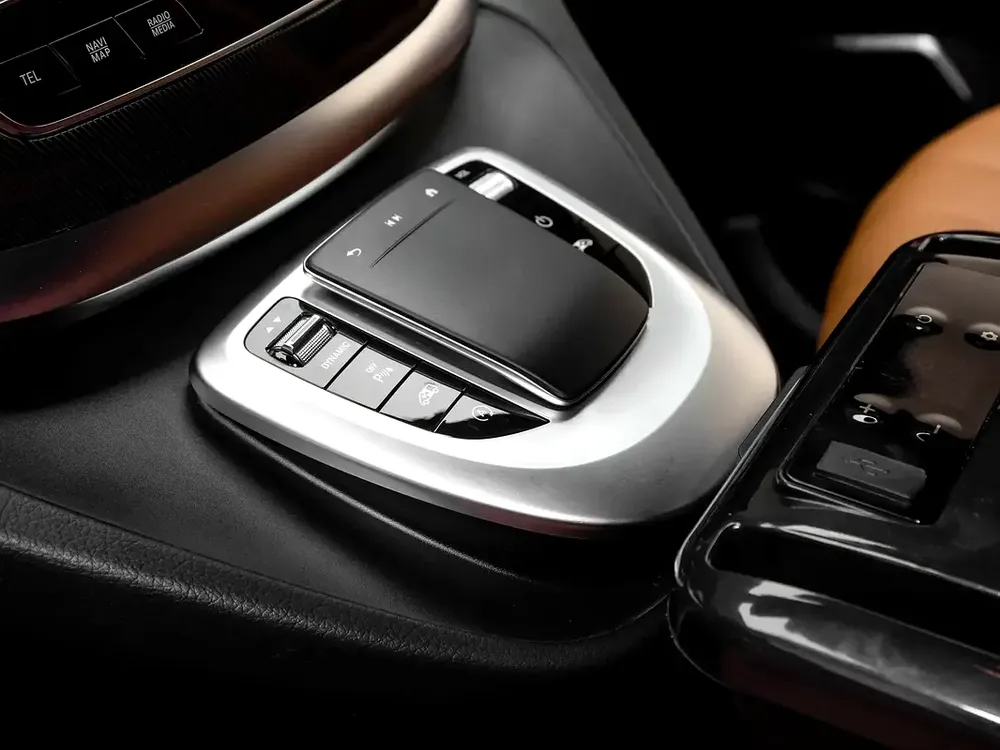 2023 | Mercedes Benz | V250 | VLINE Design (1 of 25) | GCC Spec - Image 15