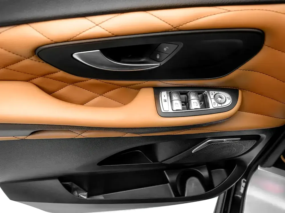 2023 | Mercedes Benz | V250 | VLINE Design (1 of 25) | GCC Spec - Image 17
