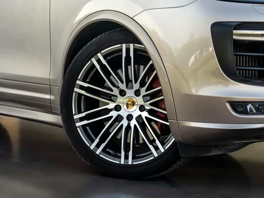 0% DOWN PAYMENT | 🚀FAST-TRACK FINANCING | PORSCHE CAYENNE GTS | JUNE EDITION | SERVICE PLAN for 1,7 - Image 7