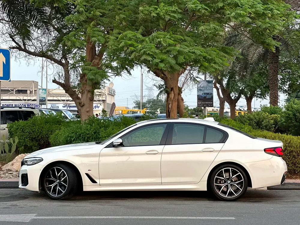 BMW 520i M-Kit 2023 GCC UNDER WARRANTY AND CONTRACT SERVICE FULL OPTION - Image 4