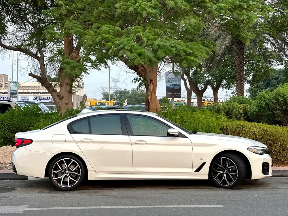 BMW 520i M-Kit 2023 GCC UNDER WARRANTY AND CONTRACT SERVICE FULL OPTION - Image 5