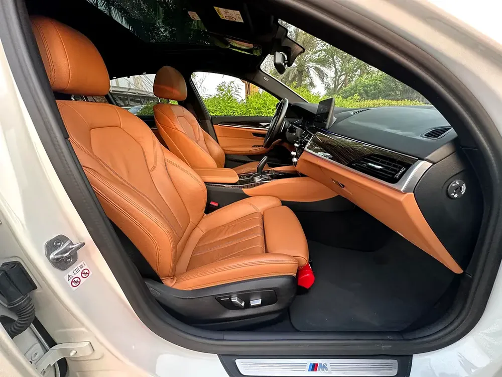 BMW 520i M-Kit 2023 GCC UNDER WARRANTY AND CONTRACT SERVICE FULL OPTION - Image 7
