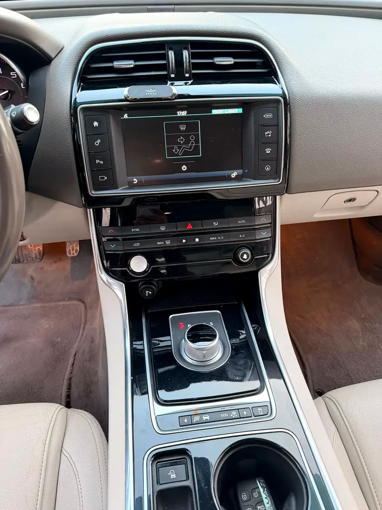 2016 Top of the line Jaguar XE 2.0L 4cyl GCC - Image 17