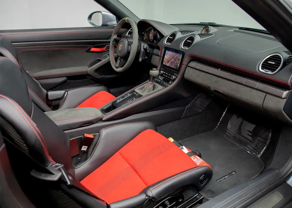 Like-New - Low Mileage • FDSH • Porsche Warranty • GCC - Image 9