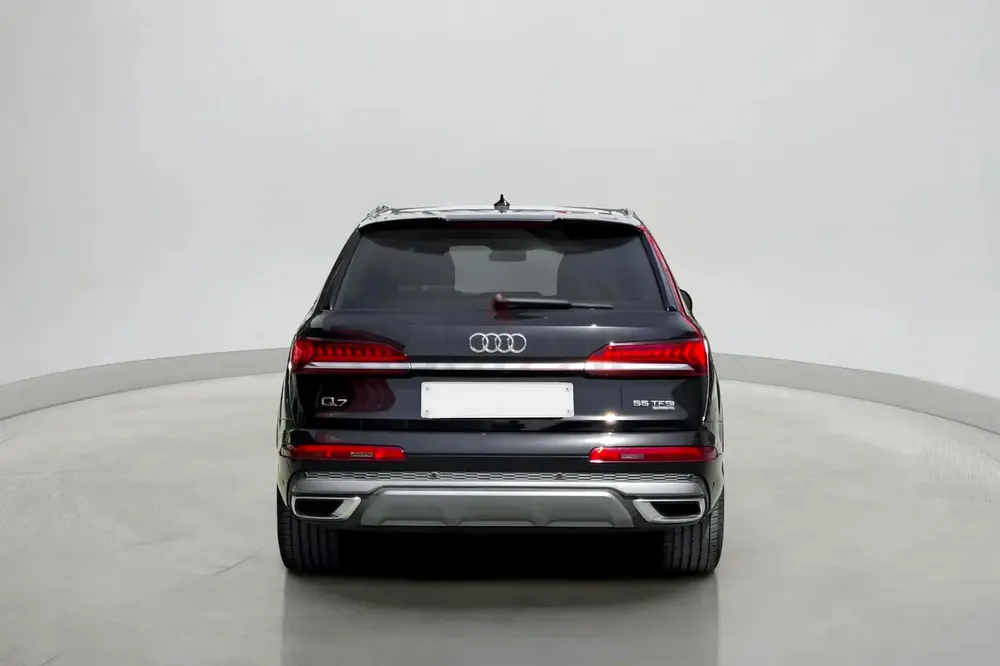 2021 Audi Q7 55 TFSI quattro S line Black Edition 3.0L | GCC Specifications - Image 4