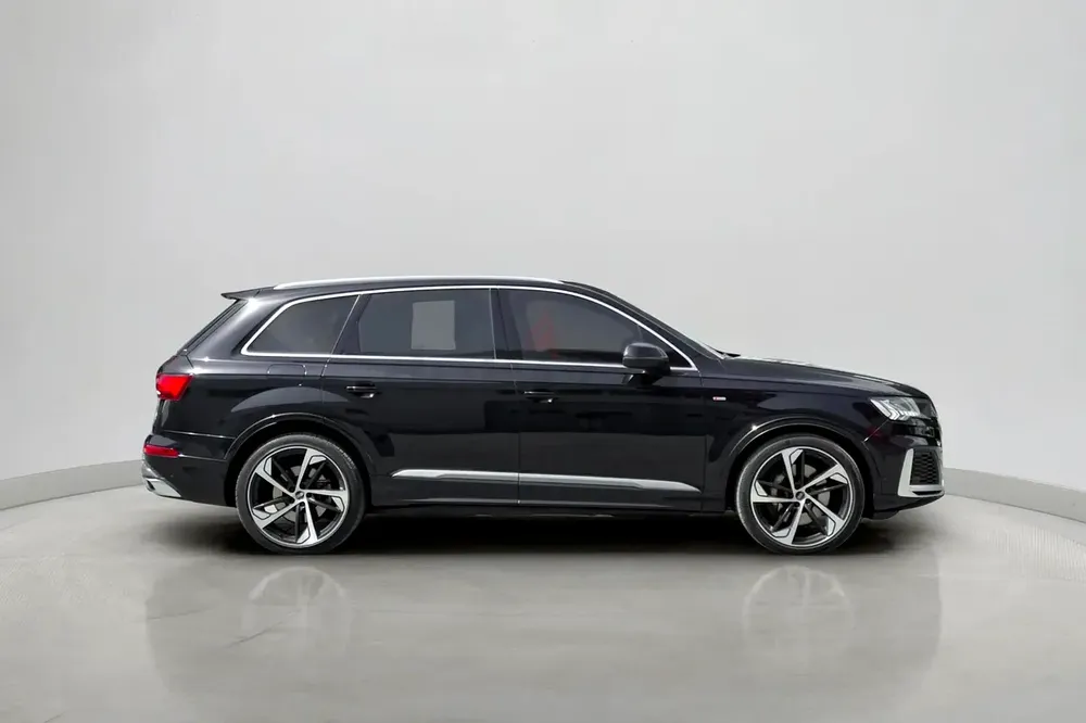 2021 Audi Q7 55 TFSI quattro S line Black Edition 3.0L | GCC Specifications - Image 6