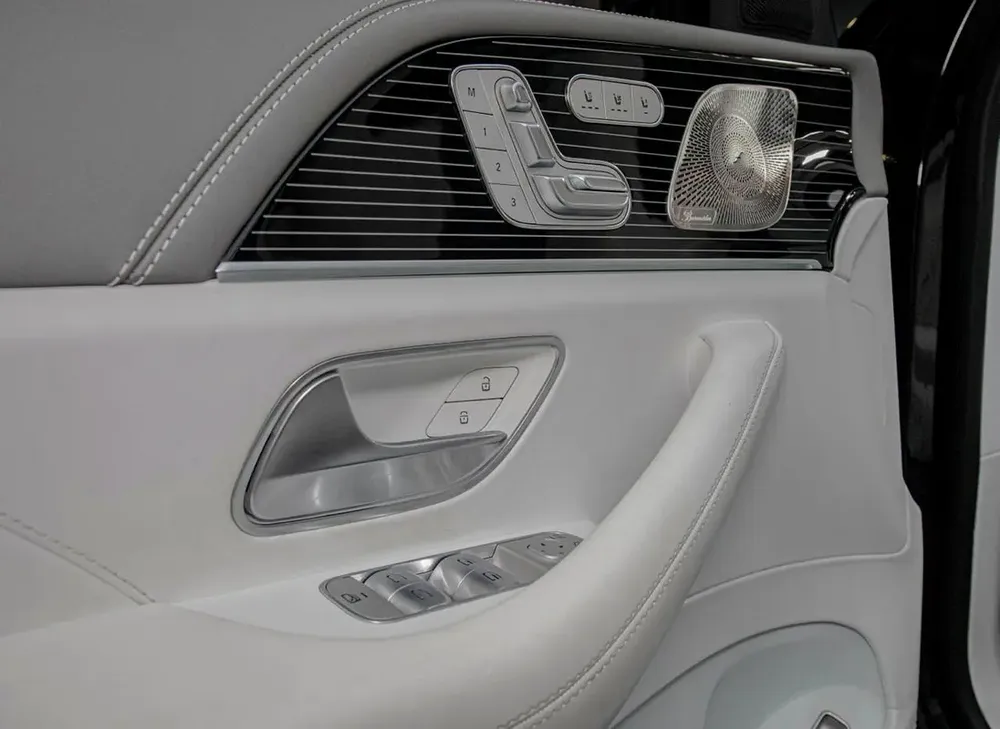 Ultimate Luxury SUV • Full Service Histroy • European - Image 16