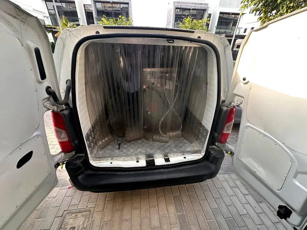 Peugeot Partner chiller van 2022 GCC - Image 5