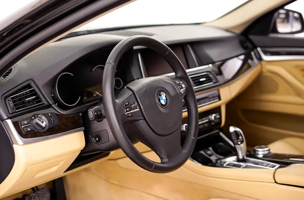 AED 859 PM | BMW 520i EXCLUSIVE 2015 | SINGLE OWNER | PRISTINE CONDITION | 1 YEAR WARRANTY | GCC - Image 11