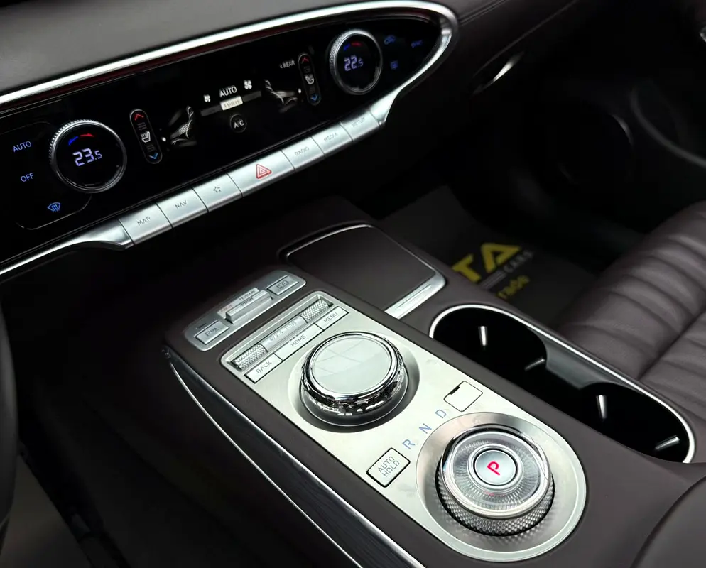 2023 Genesis GV70, Warranty + Full Service History, GCC - Image 17