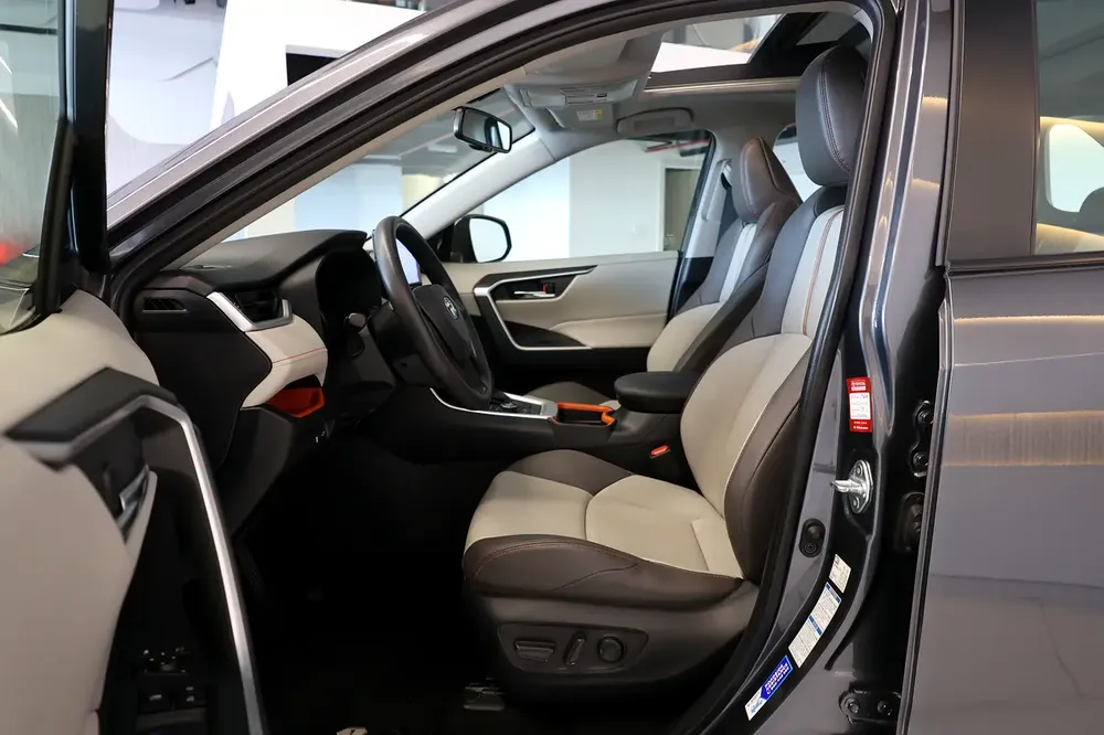 RAV4 ADVENTURE 4WD - GCC SPECS - ACCIDENT FREE - FULL SERVICE HISTORY - UNDER WARRANTY - - Image 11