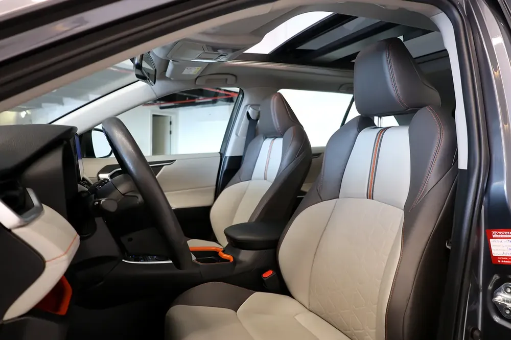RAV4 ADVENTURE 4WD - GCC SPECS - ACCIDENT FREE - FULL SERVICE HISTORY - UNDER WARRANTY - - Image 13