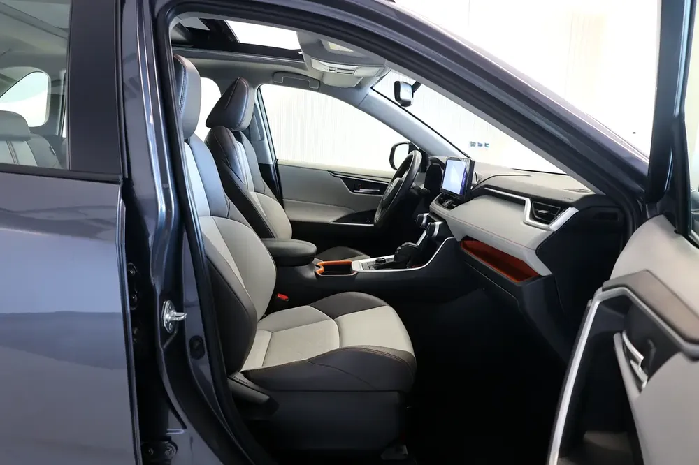 RAV4 ADVENTURE 4WD - GCC SPECS - ACCIDENT FREE - FULL SERVICE HISTORY - UNDER WARRANTY - - Image 17
