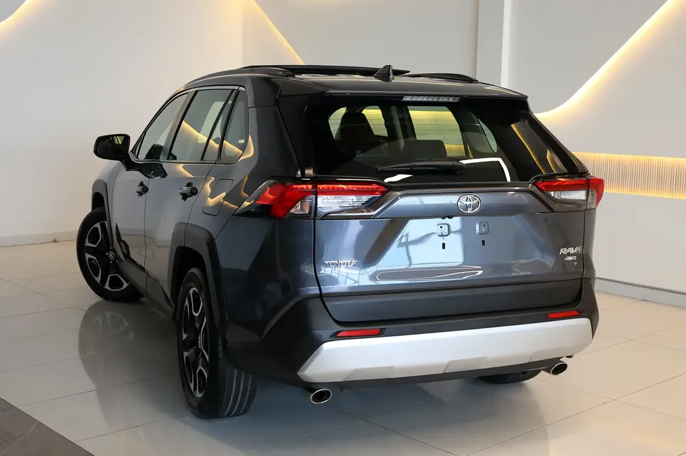 RAV4 ADVENTURE 4WD - GCC SPECS - ACCIDENT FREE - FULL SERVICE HISTORY - UNDER WARRANTY - - Image 5