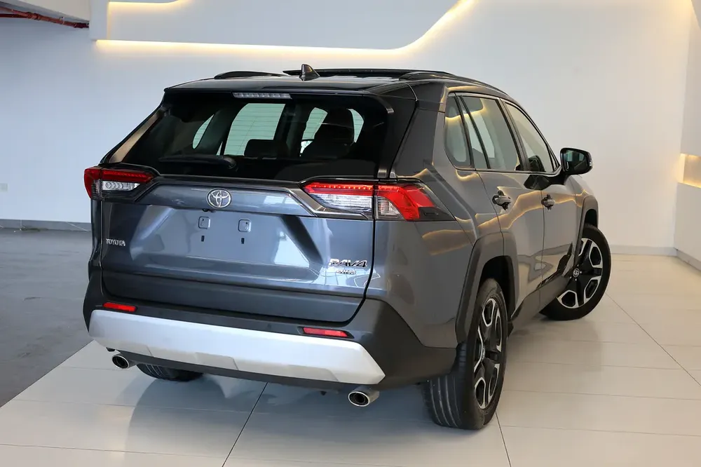 RAV4 ADVENTURE 4WD - GCC SPECS - ACCIDENT FREE - FULL SERVICE HISTORY - UNDER WARRANTY - - Image 6