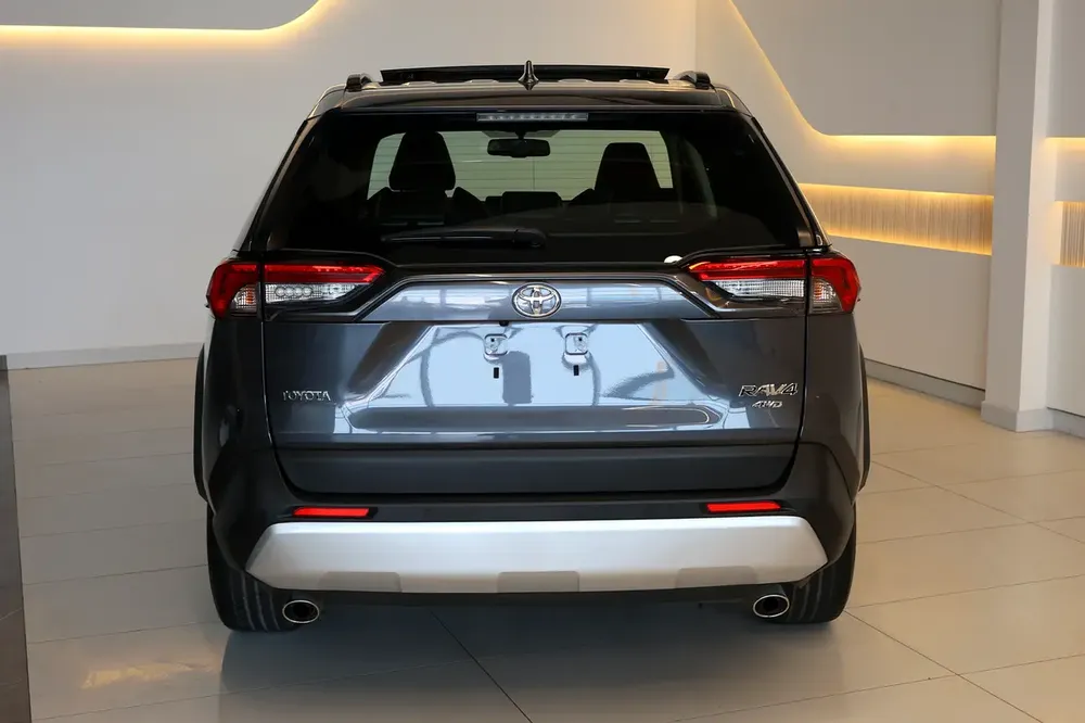 RAV4 ADVENTURE 4WD - GCC SPECS - ACCIDENT FREE - FULL SERVICE HISTORY - UNDER WARRANTY - - Image 8