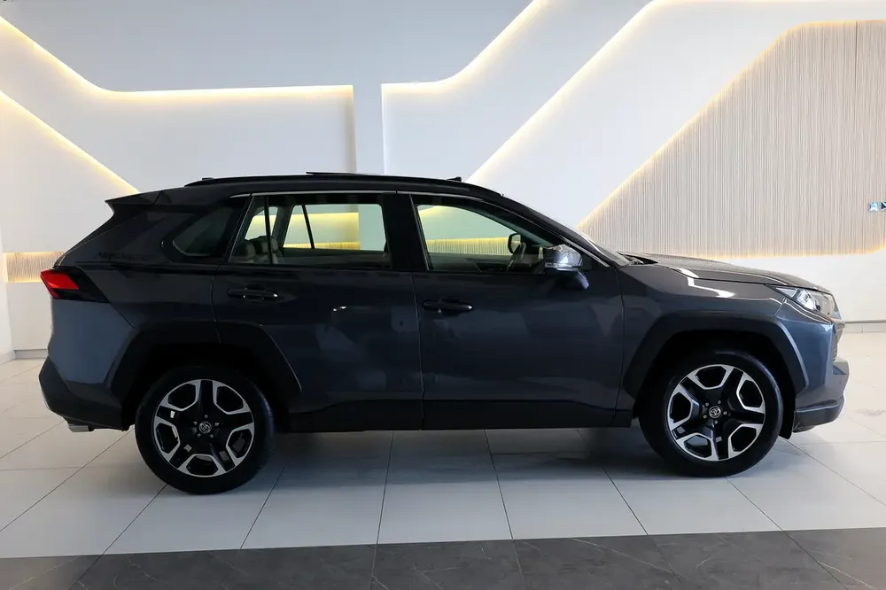 RAV4 ADVENTURE 4WD - GCC SPECS - ACCIDENT FREE - FULL SERVICE HISTORY - UNDER WARRANTY - - Image 9