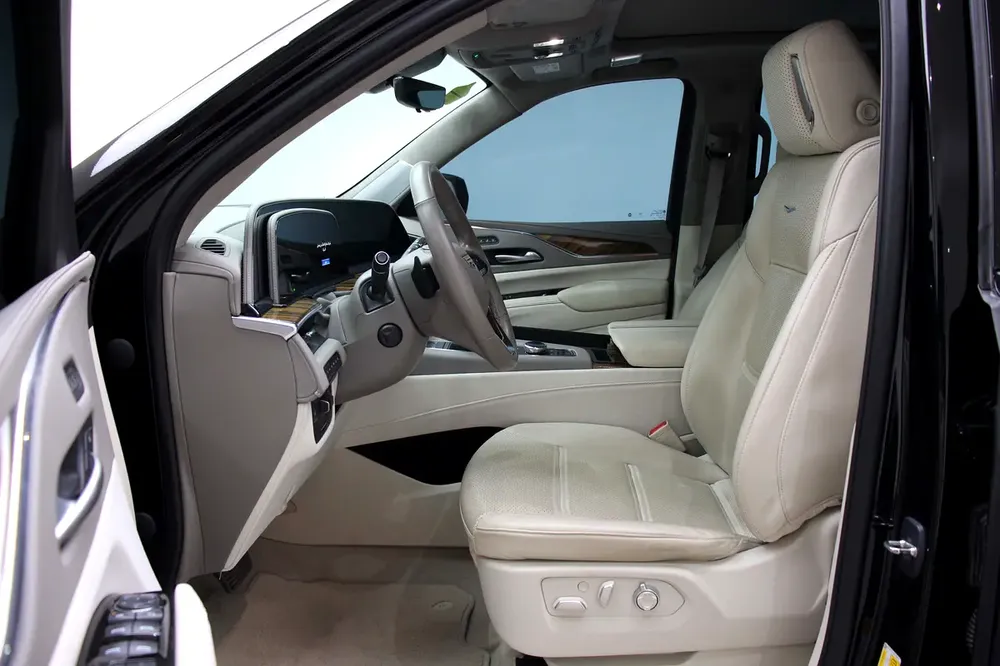 2023 Cadillac Escalade Sport Platinum | GCC Specs | Low Mileage - Image 9