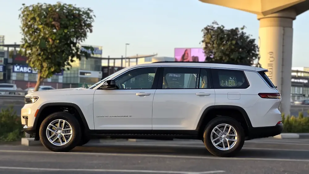 2025 Jeep Grand Cherokee Laredo - GCC Specs - Brand New! EXPORT ONLY - Image 5