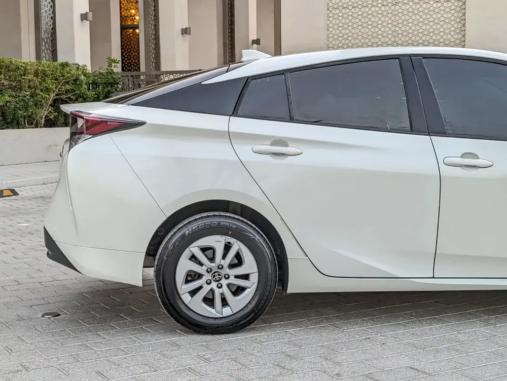 Toyota Prius Iconic 2017 - GCC Specs Full Option With Navigation and Leather Seats - Image 17
