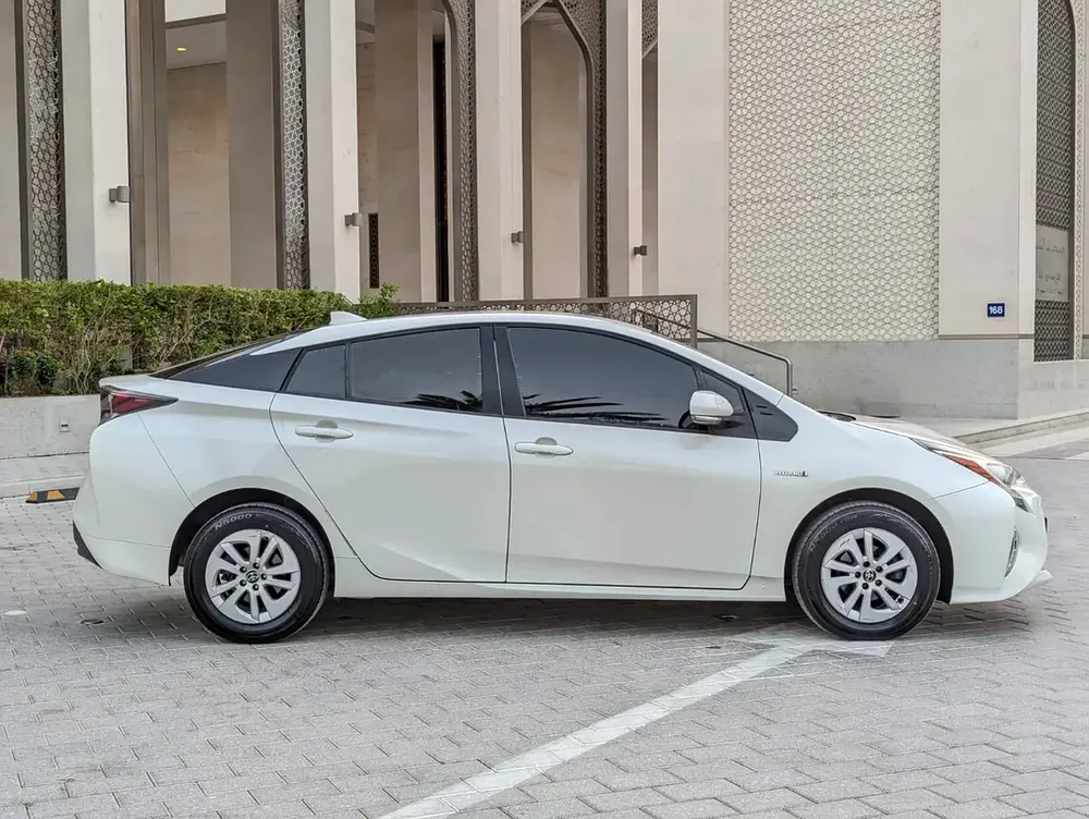 Toyota Prius Iconic 2017 - GCC Specs Full Option With Navigation and Leather Seats - Image 18
