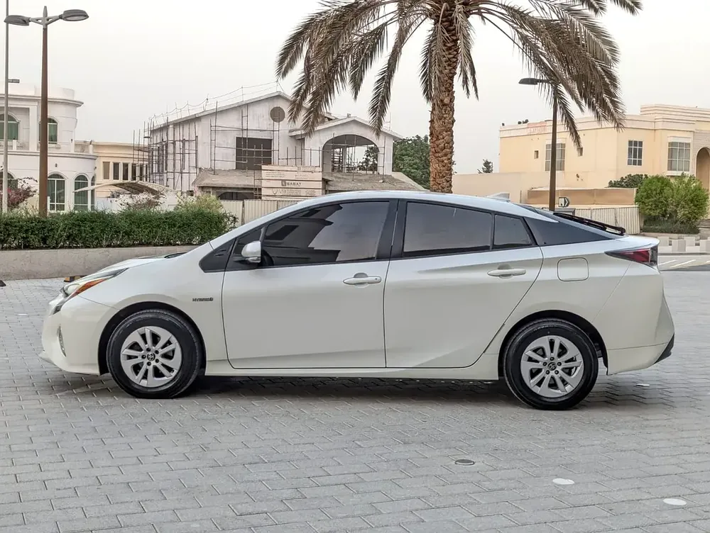 Toyota Prius Iconic 2017 - GCC Specs Full Option With Navigation and Leather Seats - Image 19