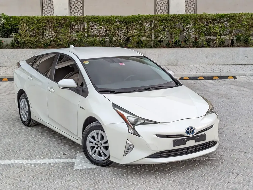 Toyota Prius Iconic 2017 - GCC Specs Full Option With Navigation and Leather Seats - Image 4