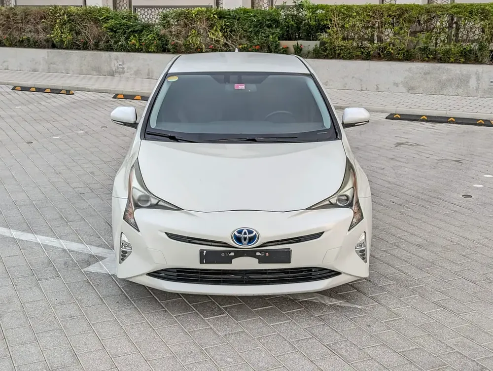 Toyota Prius Iconic 2017 - GCC Specs Full Option With Navigation and Leather Seats - Image 6