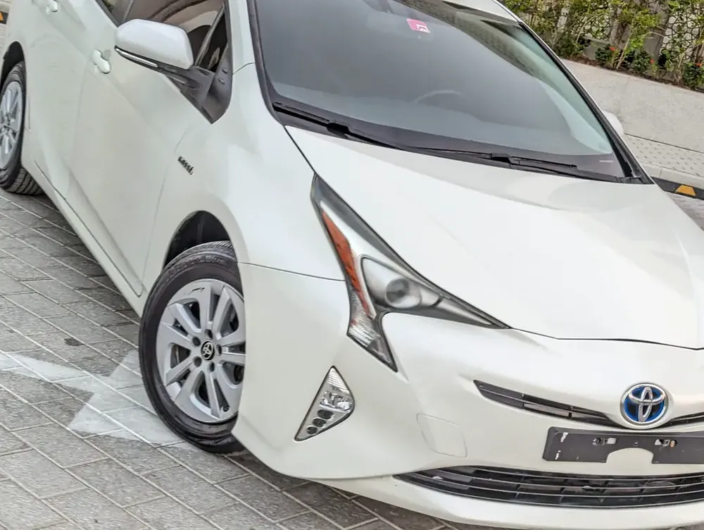 Toyota Prius Iconic 2017 - GCC Specs Full Option With Navigation and Leather Seats - Image 7