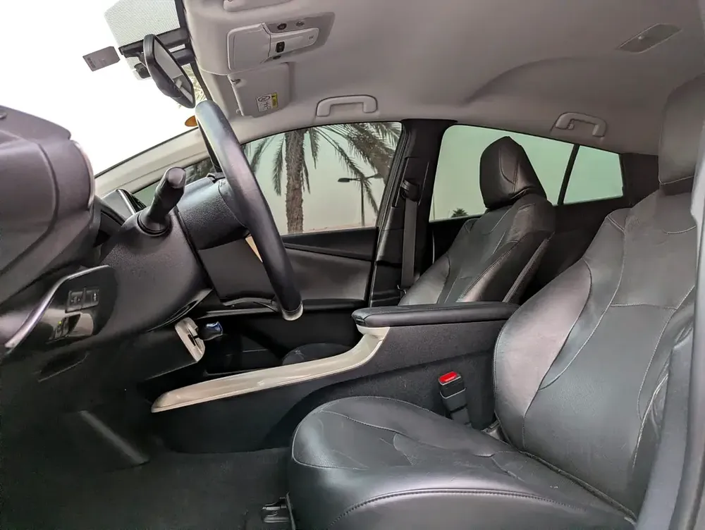 Toyota Prius Iconic 2017 - GCC Specs Full Option With Navigation and Leather Seats - Image 8