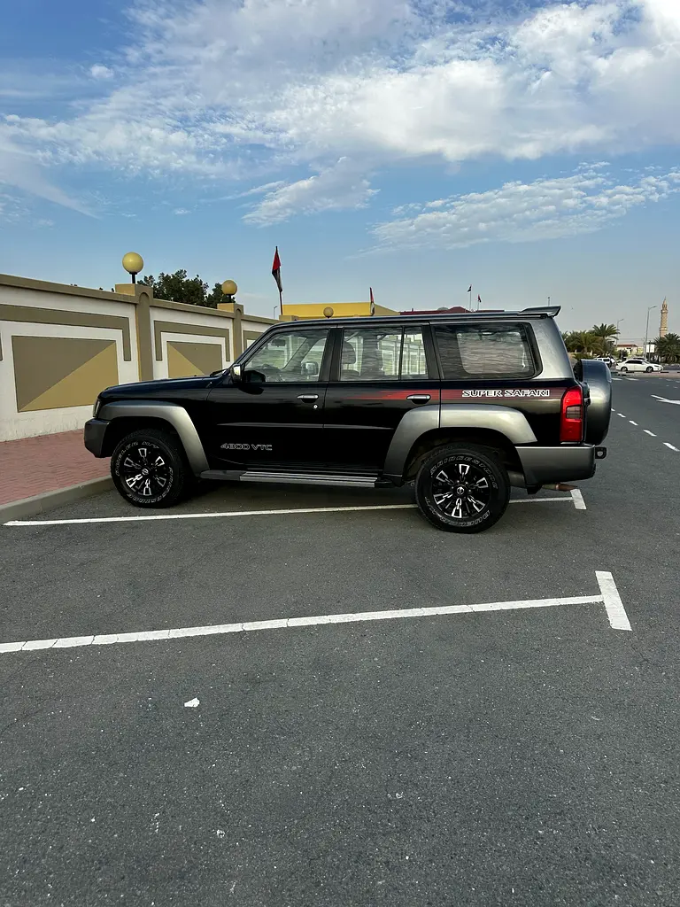 Nissan Patrol Safari Super Safari 2023 GCC Specs اول مالك من الوكاله تشيكات الوكاله - Image 4