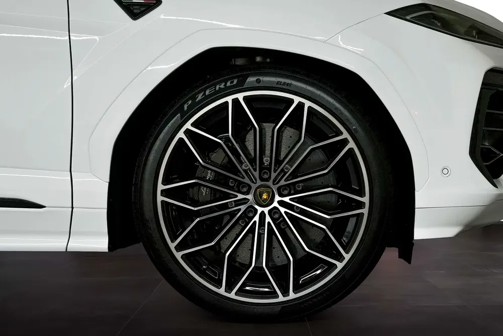 Lamborghini URUS SE 2025 | Certified Pre-Owned | Dealer Warranty | Service Contract - Image 4