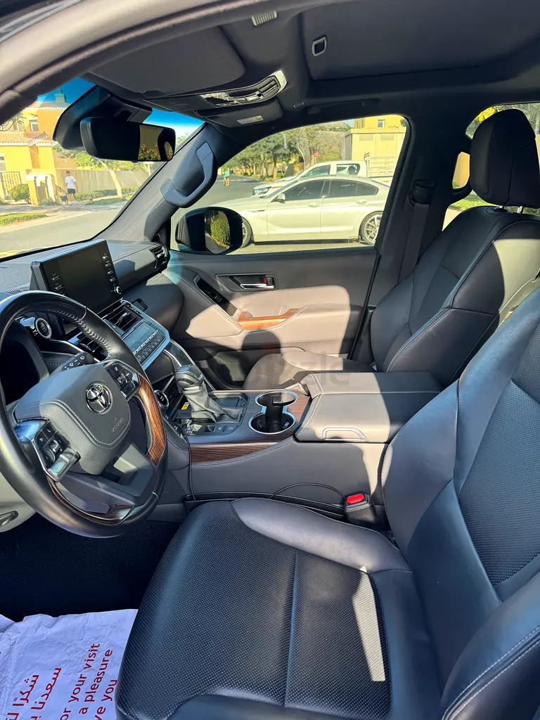 Toyota Land Cruiser GXR 2023 GCC Specs - Image 10